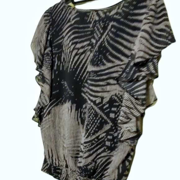 Daniel Rainn flouncy Black & Gray abstract pattern top. - Picture 2 of 6